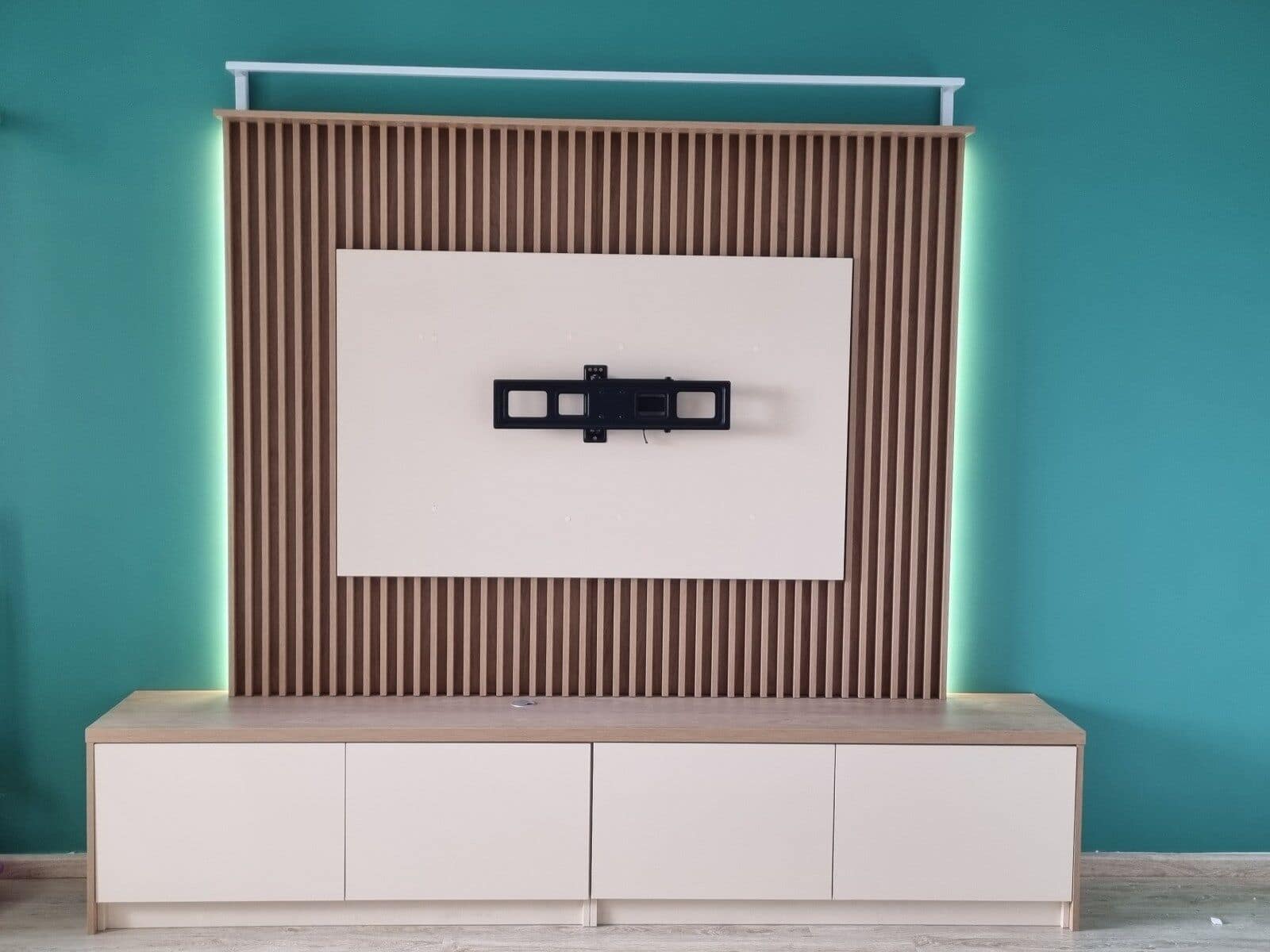 Comodă TV pe perete de riflaje — realizat
