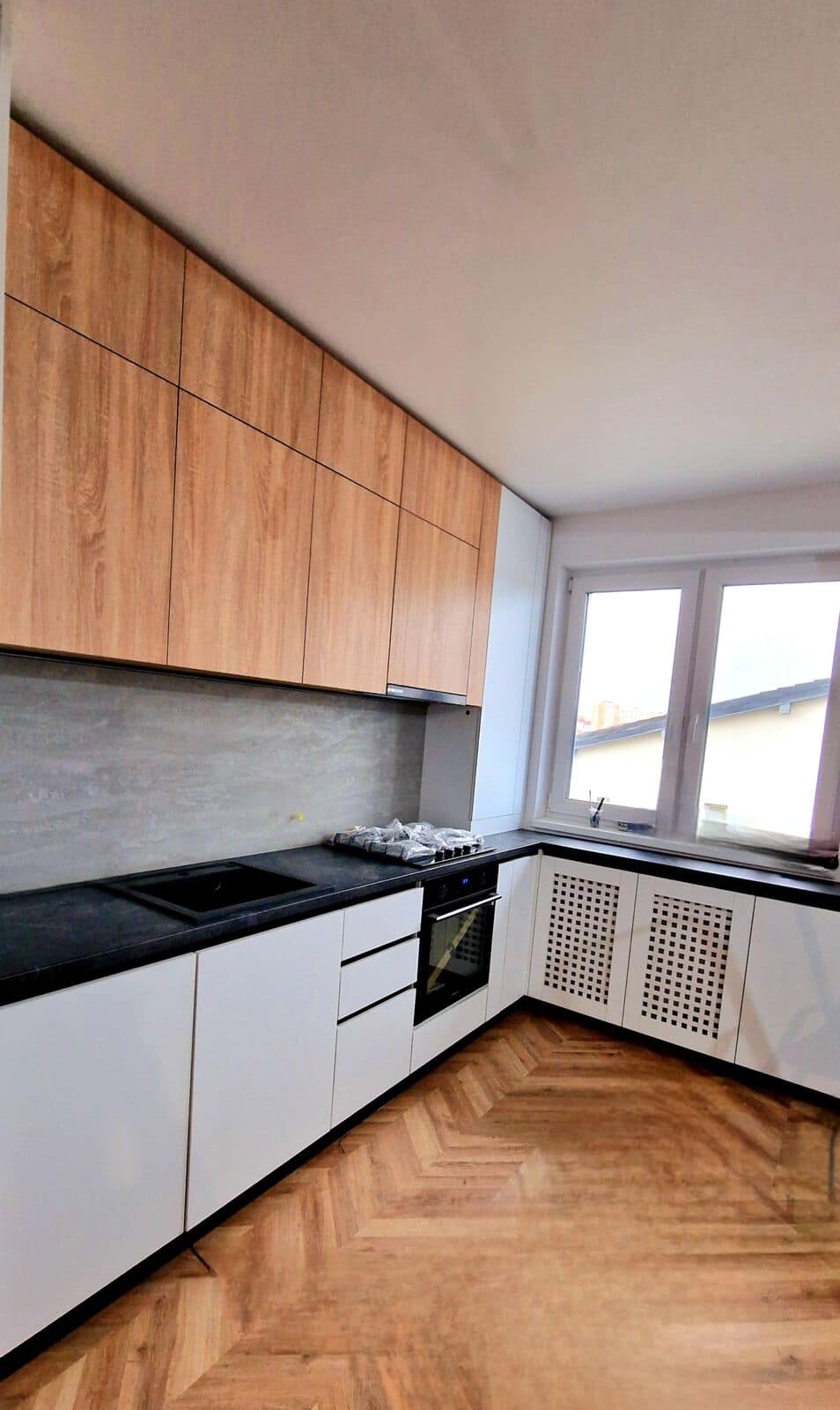 Bucătărie — Apartament în Șelimbăr — alb, gri și lemn