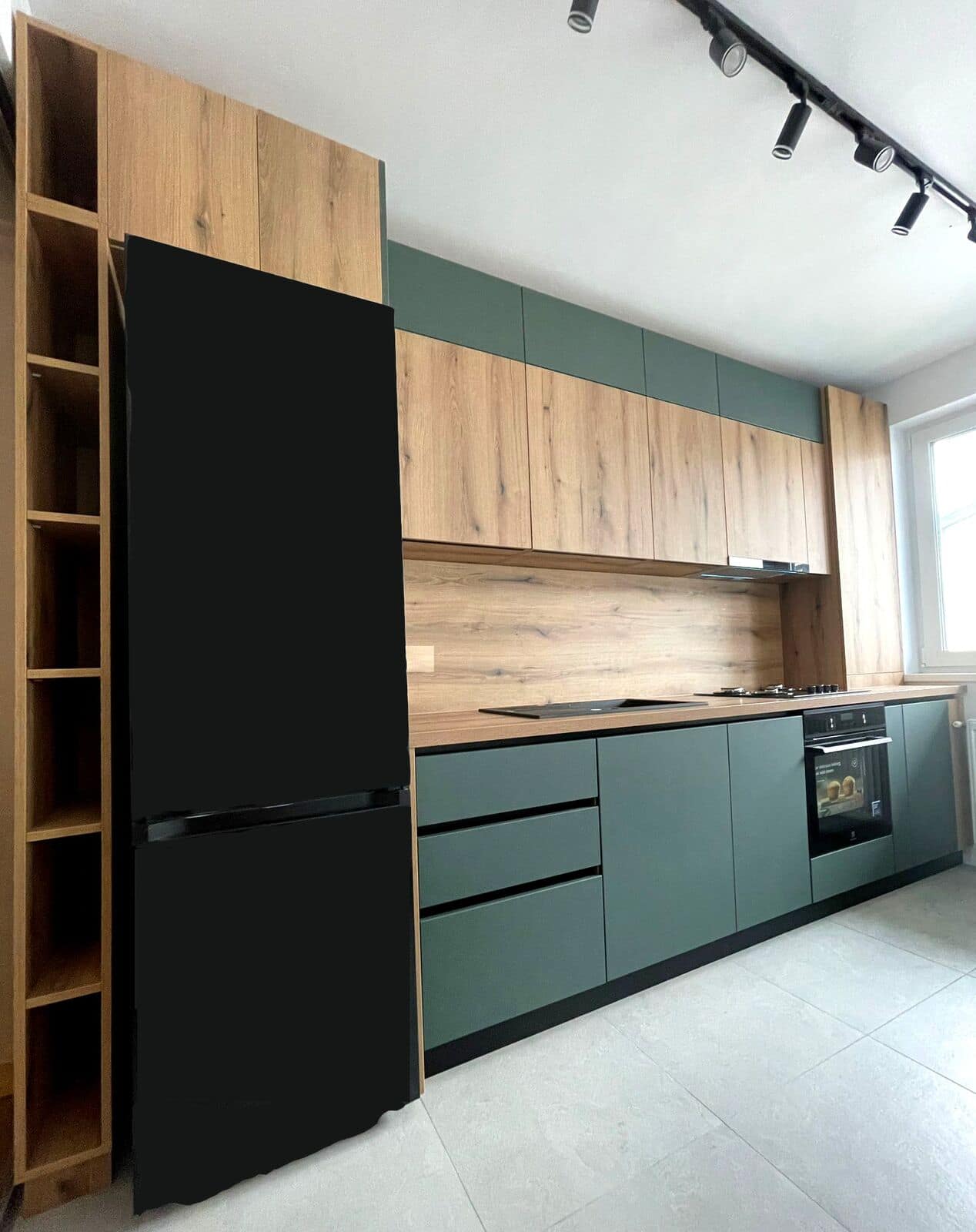 Bucătărie — Apartament în Șelimbăr — verde și lemn