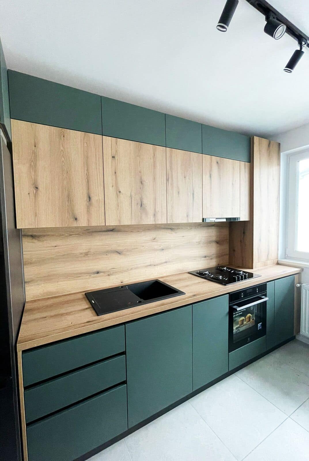 Bucătărie — Apartament în Șelimbăr — verde și lemn