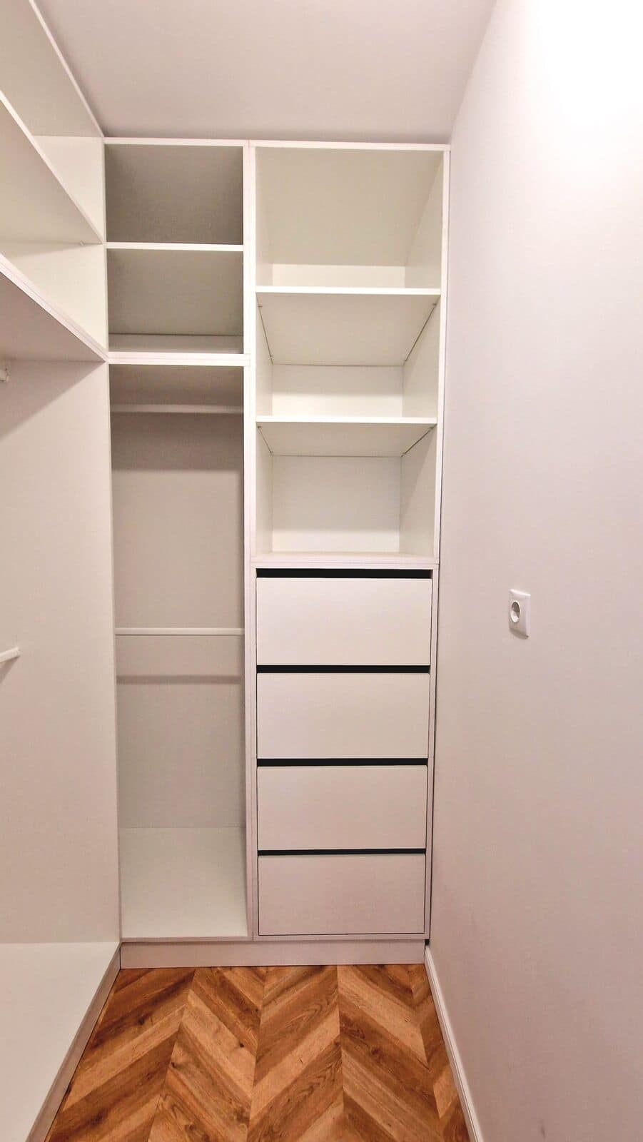 Dressing — Apartament în Șelimbăr — alb, gri și lemn
