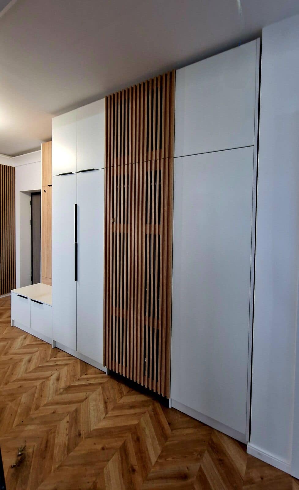Hol — Apartament în Șelimbăr — alb, gri și lemn