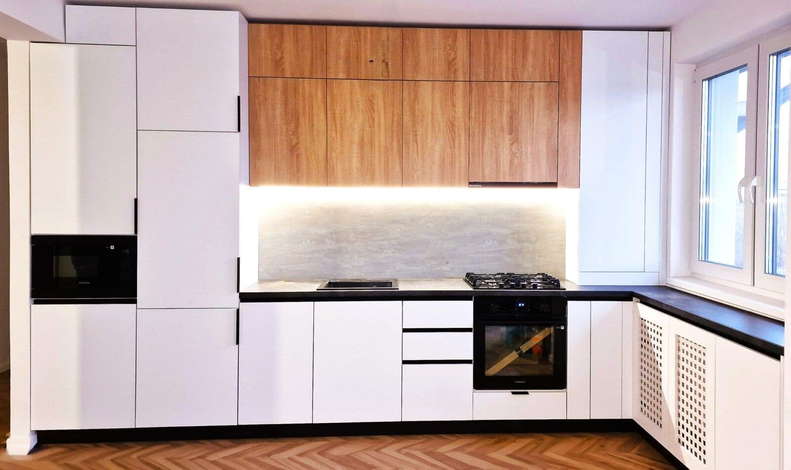 Bucătărie — Apartament în Șelimbăr — alb, gri și lemn