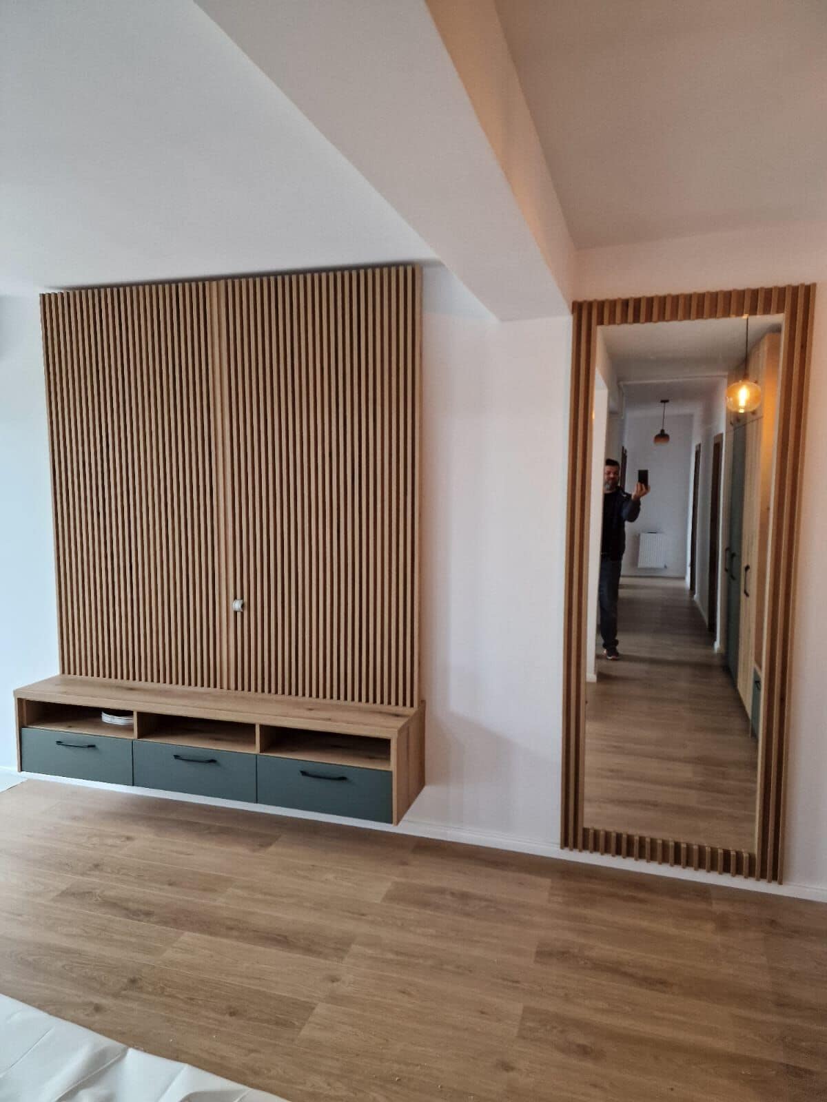 Perete TV cu riflaje — Apartament în Șelimbăr — verde și lemn