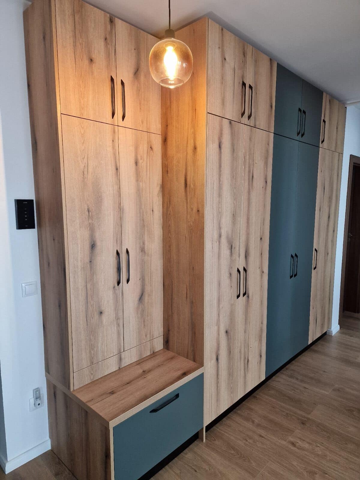 Hol — Apartament în Șelimbăr — verde și lemn