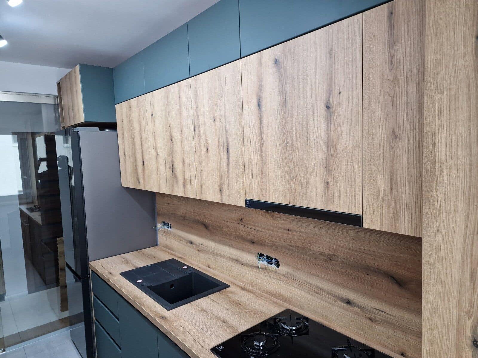 Bucătărie — Apartament în Șelimbăr — verde și lemn