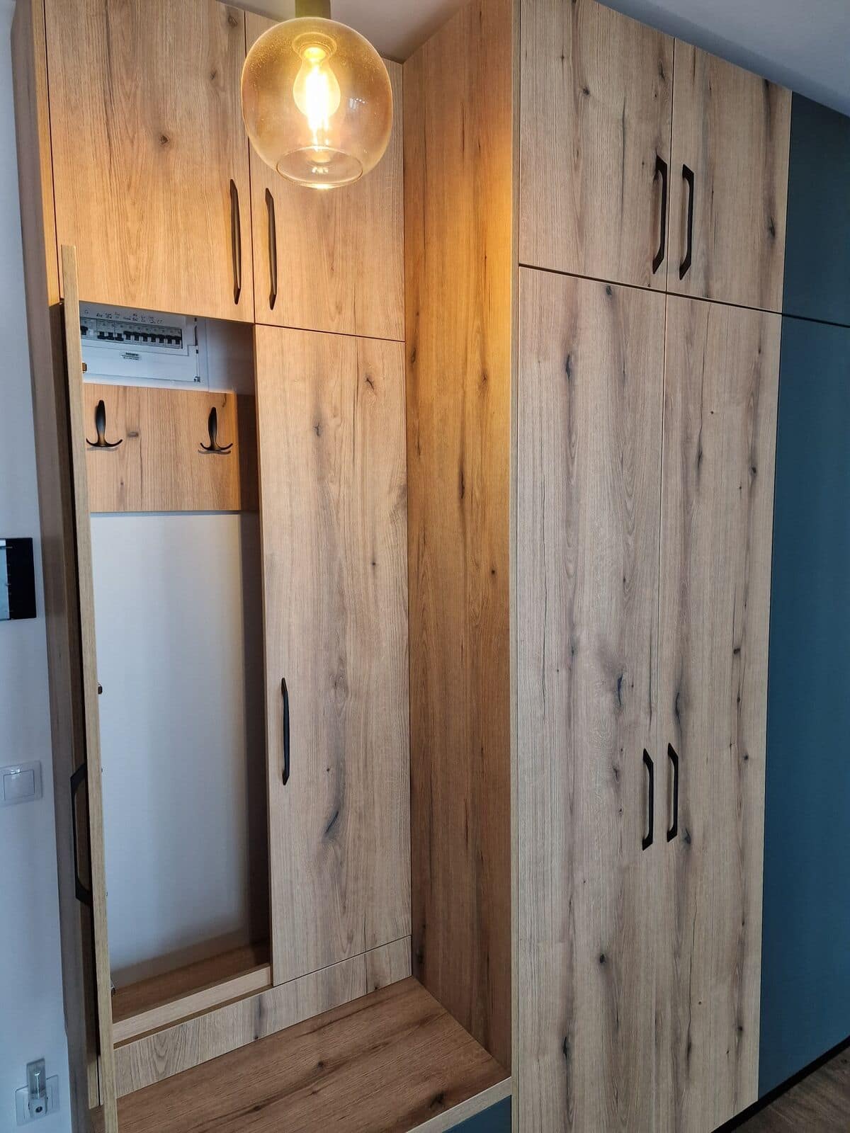 Hol — Apartament în Șelimbăr — verde și lemn