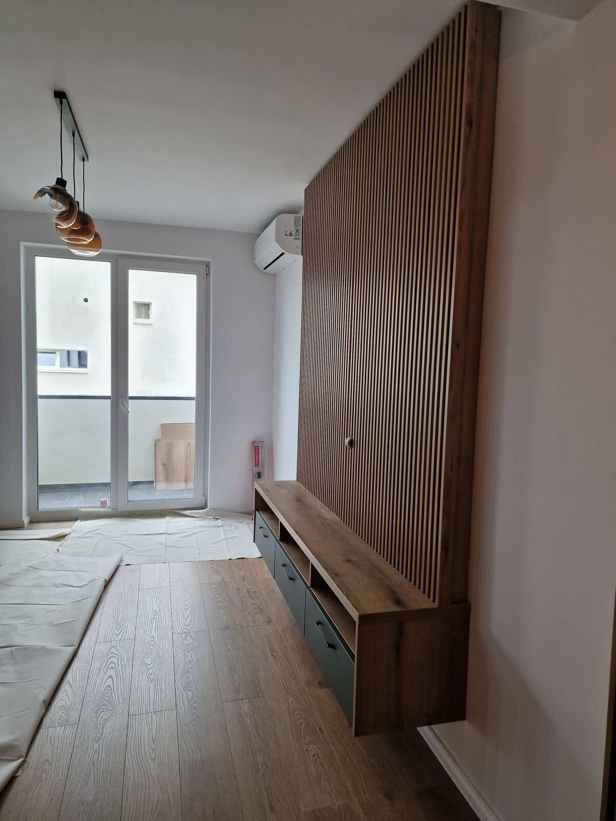 Perete TV cu riflaje — Apartament în Șelimbăr — verde și lemn