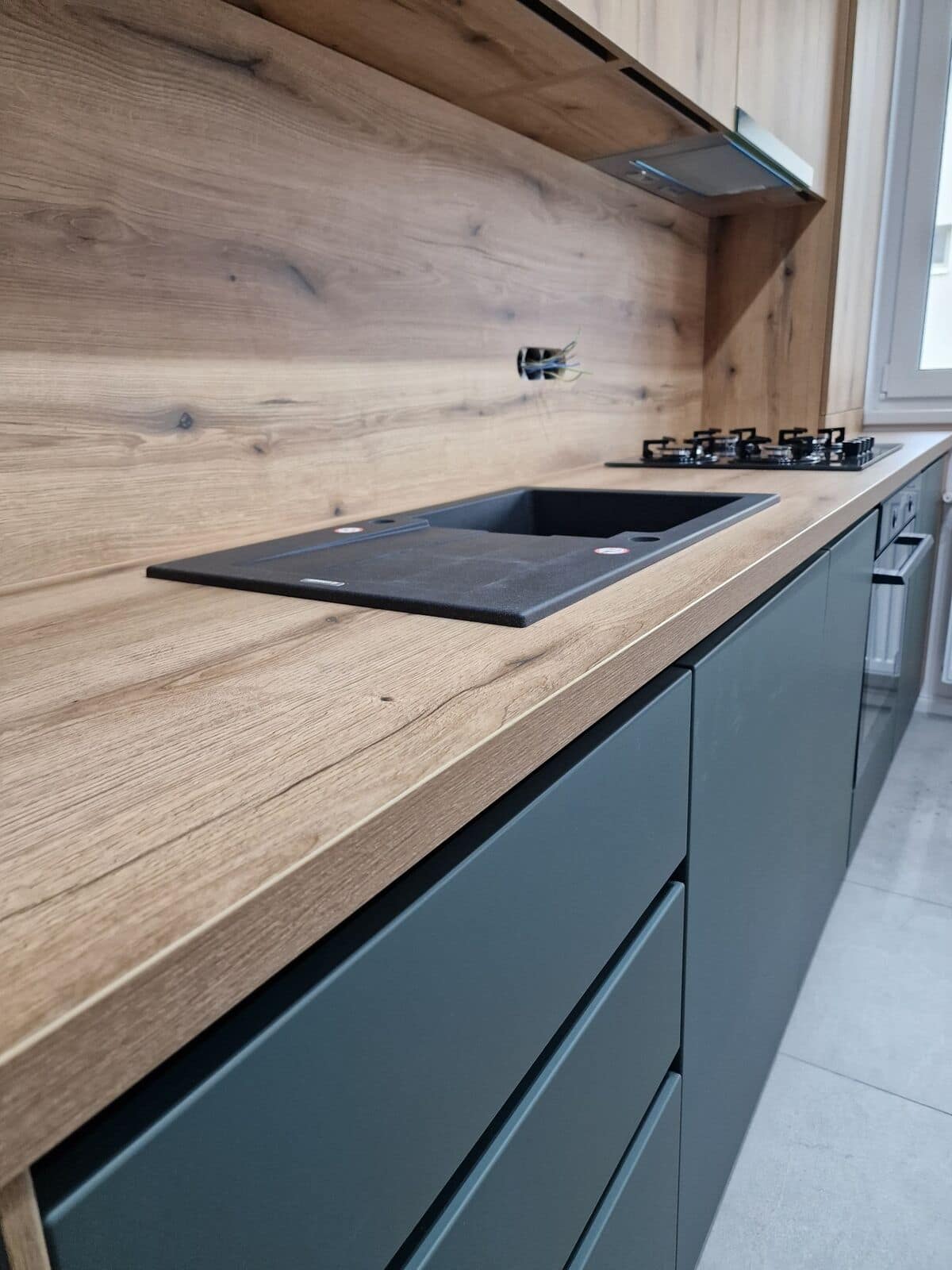 Bucătărie — Apartament în Șelimbăr — verde și lemn