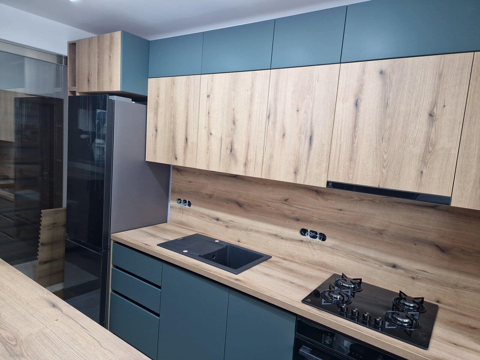 Bucătărie — Apartament în Șelimbăr — verde și lemn