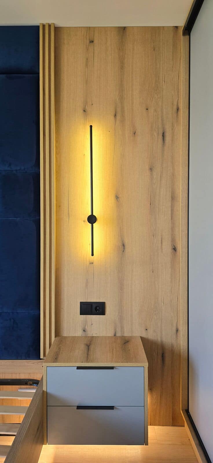 Dormitor cu pat „plutitor” — Apartament la mansardă