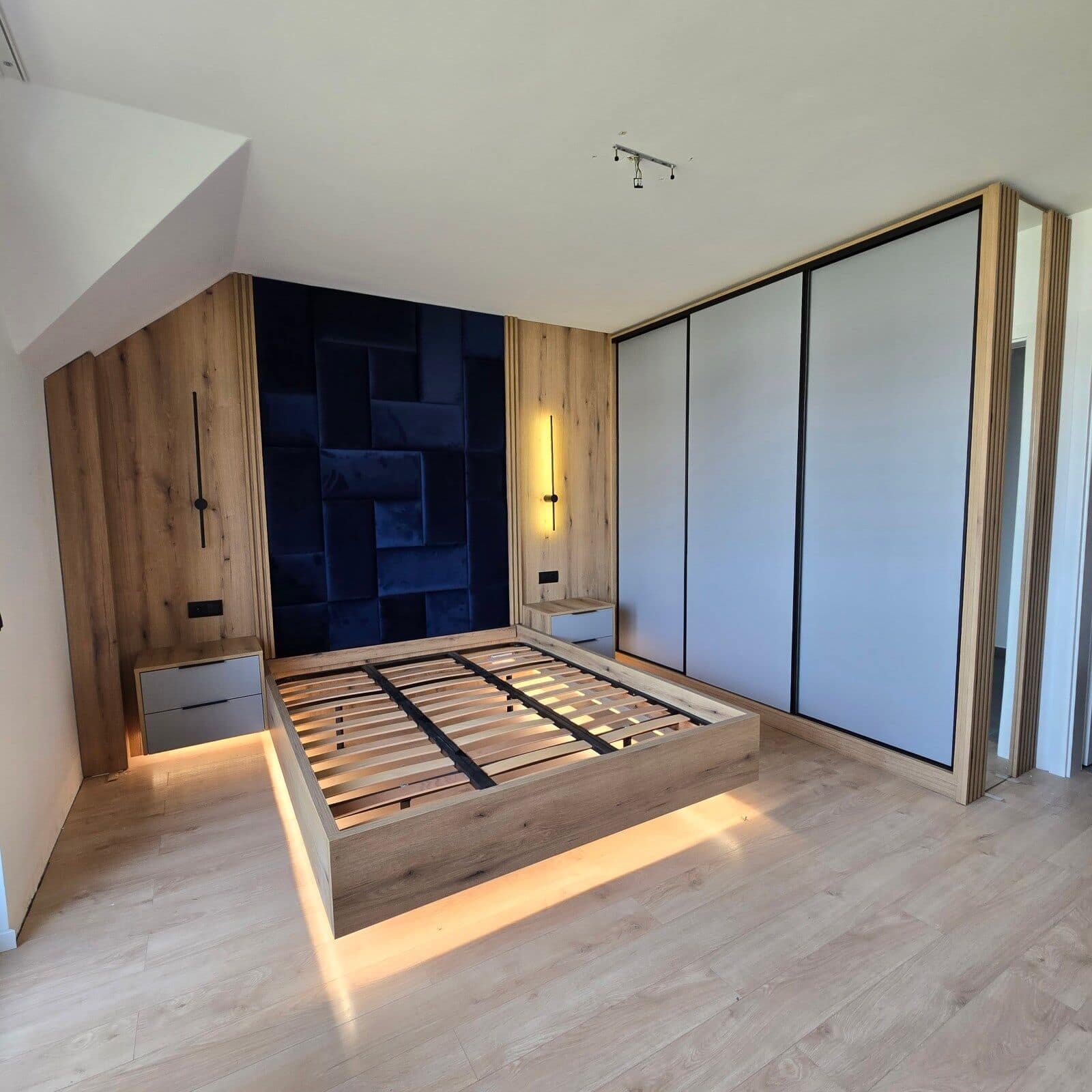 Dormitor cu pat „plutitor” — Apartament la mansardă