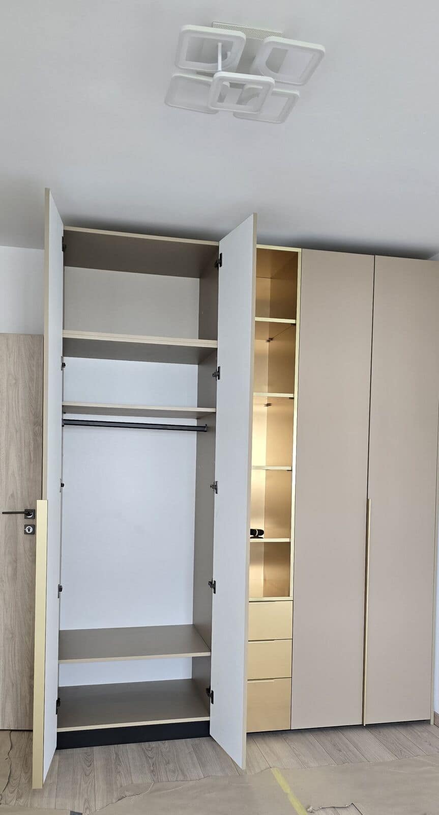 Dormitor — Apartament cu accente aurii