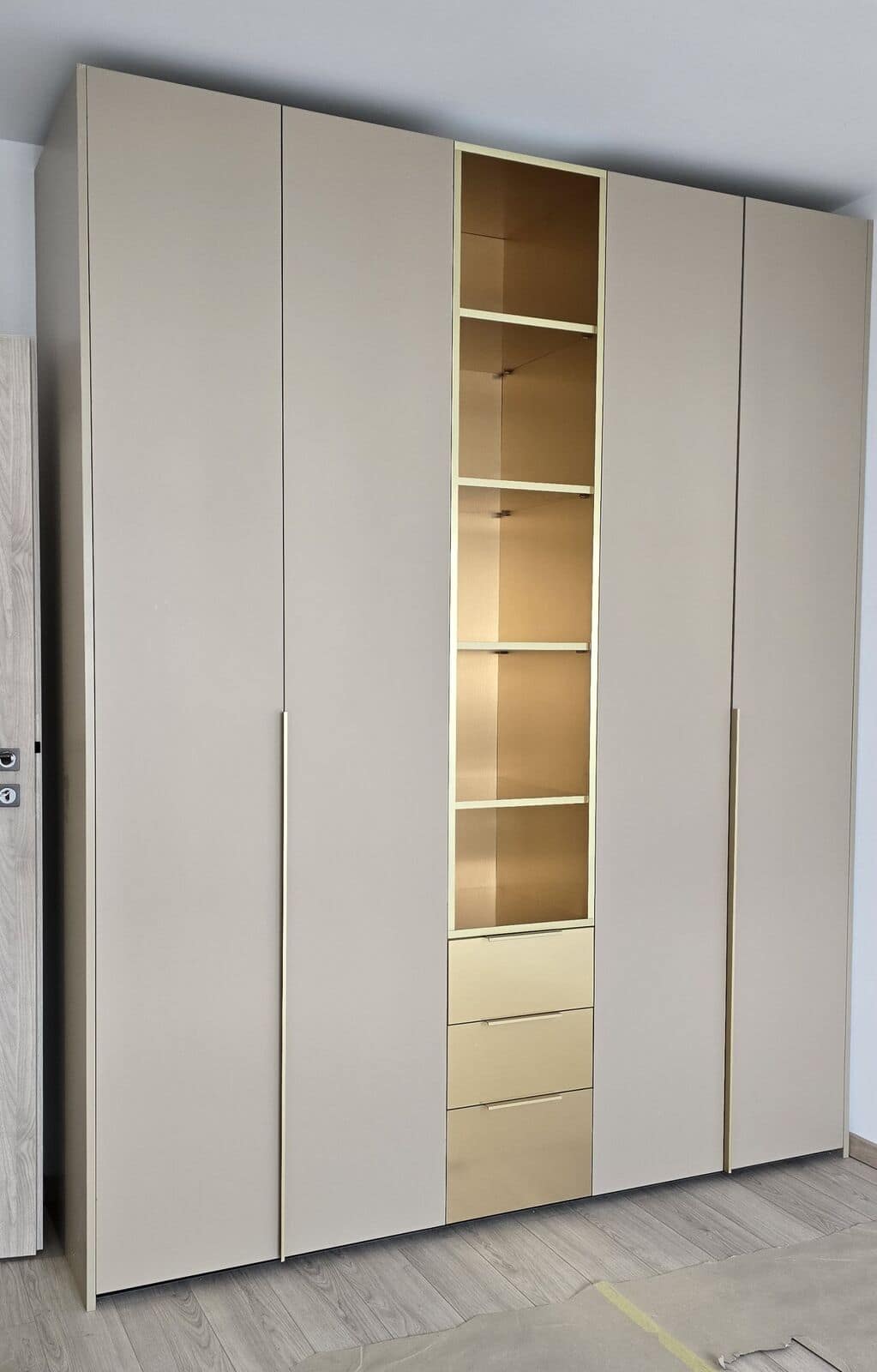 Dormitor — Apartament cu accente aurii
