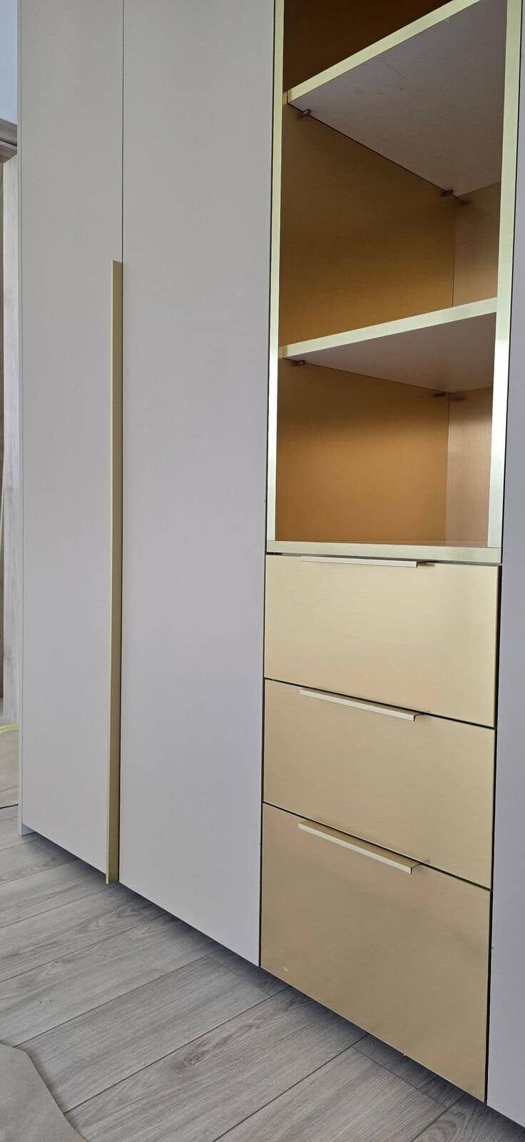 Dormitor — Apartament cu accente aurii