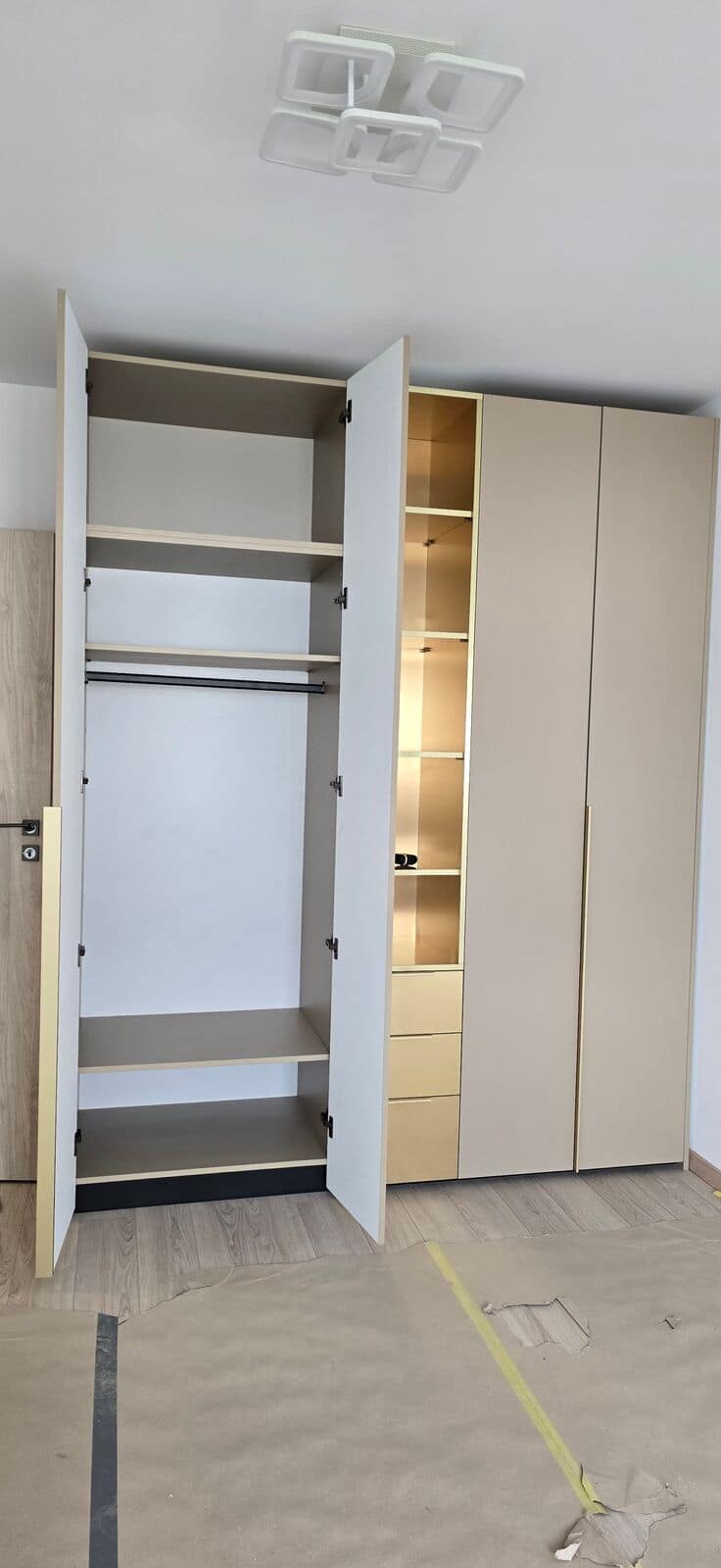 Dormitor — Apartament cu accente aurii